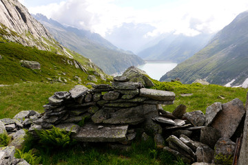 Fototapeta na wymiar Rock patterns in front of an alpine lake