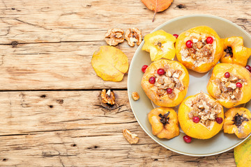 Baked quince with raisins