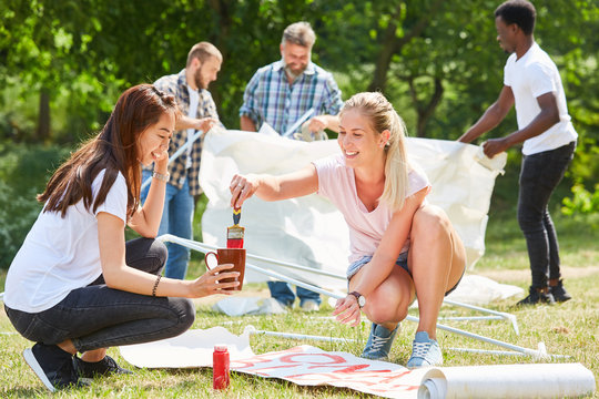 Team Freiwilliger baut einen Aktionsstand auf