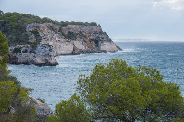 Fototapeta na wymiar Paysage côtier vers la Calla de Macarelleta, une des plus belles plages de Minorque, îles Baléares.