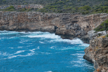 Cote rocheuse proche de la plage de Macarella, une des plus belles plages de Minorque, &icirc;les Bal&eacute;ares.