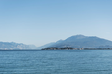 Naklejka premium Garda lake in nice and warm day, Italy.