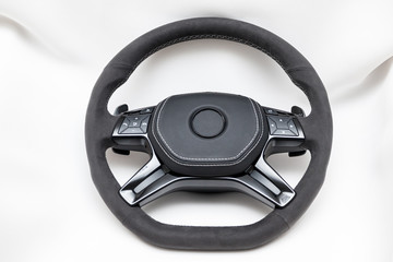 The disassembled steering part before installation of the equipment is a carbon black wheel with perforated genuine leather and tuning; stitched with a white thread.