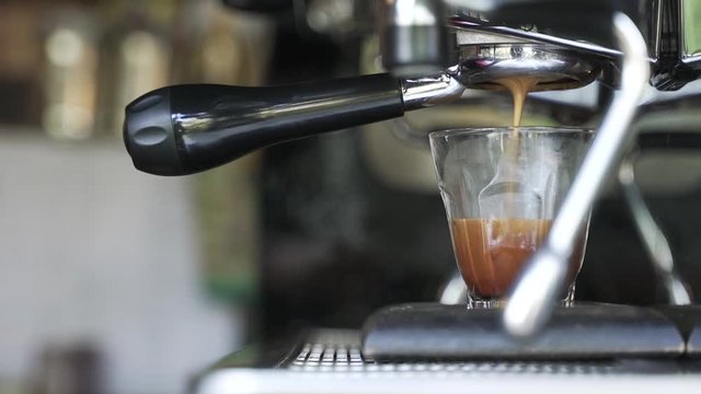 Brewing espresso by coffee blending machine using modified bottomless portafilter