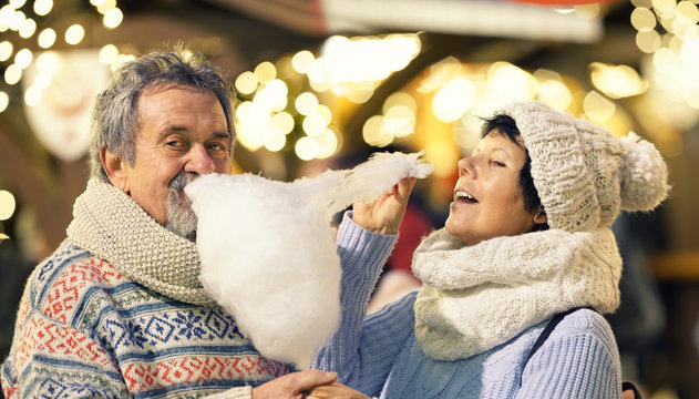 Zuckerwatte essen auf dem Weihnachtsmarkt