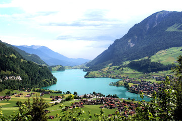 Widok na górskie jezioro w szwajcarskich alpach w Lungern - obrazy, fototapety, plakaty