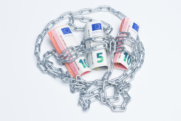 Dinero y cadenas; estamos encadenados al dinero, esclavos del dinero, de nuestros ahorros, de...