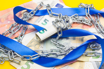 Dinero y cadenas; estamos encadenados al dinero, esclavos del dinero, de nuestros ahorros, de...