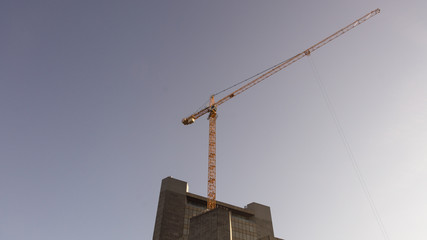 Obraz premium Baukran auf Hochhaus