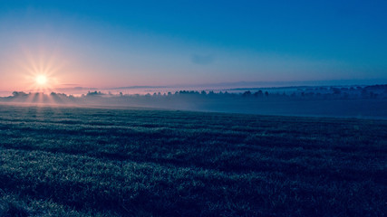 Sol en un amanecer de invierno frío y romántico