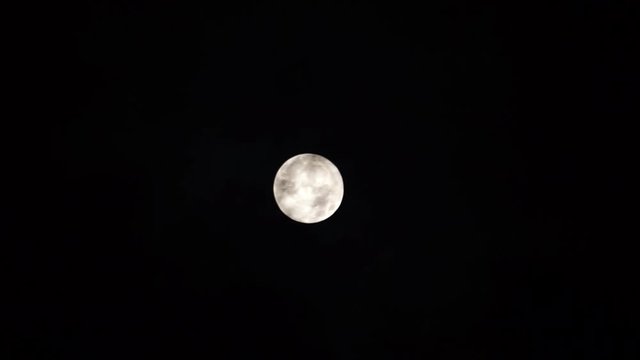 流れる雲と満月