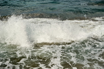 Atlantikküste mit einer überschäumenden Welle 