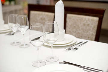 The white napkin nicely folded on the plates, serving a celebratory banquet.
