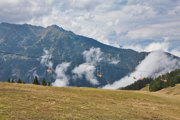 panorama montano con seggiovia in una giornata nuvolosa