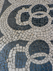Acera con hecha de azulejos tipicos de Lisboa