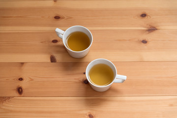 紅茶　俯瞰　上から　マグ　カップ　コップ　２　ふたり　２人　2人　二人　白背景　部屋　室内　背景　グラフィック背景　背景素材　余白　コピースペース　文字スペース　ホワイトスペース　素材　秋　冬　イメージ