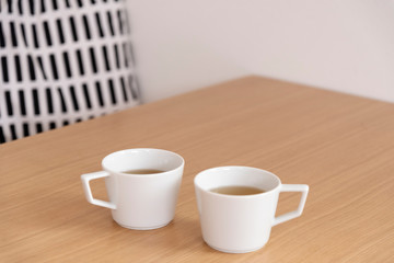 紅茶　マグ　カップ　コップ　２　ふたり　２人　2人　二人　白背景　部屋　室内　背景　グラフィック背景　背景素材　余白　コピースペース　文字スペース　ホワイトスペース　素材　秋　冬　イメージ