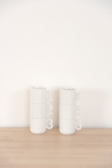 数字の取手の白いマグカップ　１２３４５６　123456　６個　白背景　余白　ホワイトスペース　文字スペース　コピースペース　背景　背景素材　グラフィック背景　グラフィック素材　素材