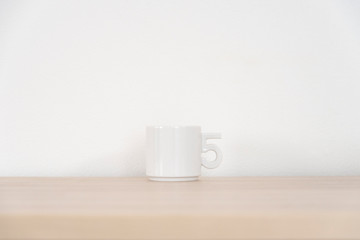 数字　５の取手のついたマグカップ　１つ　一個　１個　１　1　木目　木　テーブル　白木　白いコップ　カップ　5　横　余白　ホワイトスペース　文字スペース　コピースペース　空白　背景　背景素材　グラフィック背景　グラフィック素材　自然光