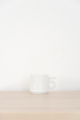Fototapeta na wymiar 白背景のシンプルな数字の取っ手がついた白いマグカップ