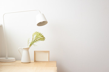 白背景　机　デスクライト　白　ナチュラル　雰囲気　机　デスク　インテリア　コピースペース　余白　文字スペース　背景　背景素材　　グラフィック素材爽やか　部屋　一人暮らし　個室　デスク　ワークスペース　ホワイト　ベージュ　自然光　朝　午前　