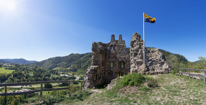 Ruine Schenkenburg mit Blick &uuml;ber das Kinzigtal bei Schenkenzell im Schwarzwald, Deutschland