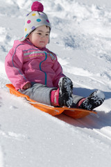 Fototapeta na wymiar 雪遊びをする女の子