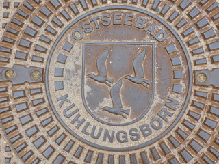 Ein Kanaldeckel von der Ostseebad