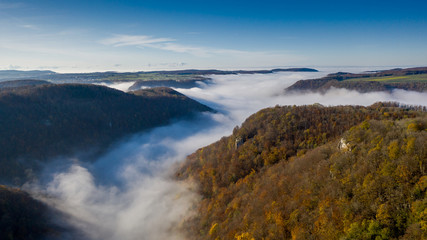 Nebel im Tal - Herbstlandschaft - Luftbild