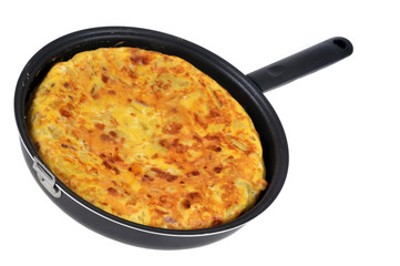 Tortilla cuite dans une poêle en gros plan sur fond blanc