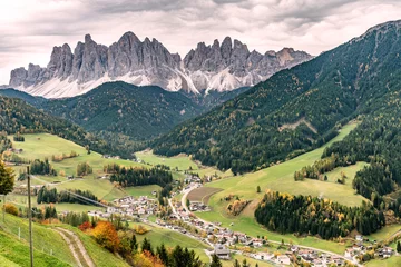 Fototapeten Overlooking the village of  Santa Maddalena and the Villnoess valley with the Geisler massif in the background © Ina