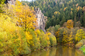 Obraz premium Svatos Rocks, Czech: Svatosske skaly, above Ohre River at autumn time, Czech Republic