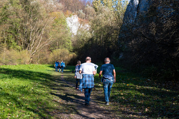 turyści w dolinach na jurze