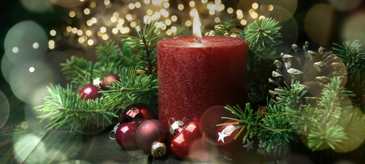 Erster Advent - Brennende rote Adventskerze - Weihnachten Hintergrund Banner