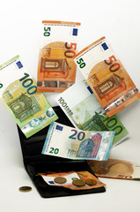 Obraz na płótnie Canvas Geld im Portemonnaie freigestellt auf weißem Hintergrund