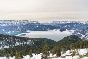 Walchensee mit Bergpanorama im Winter