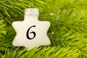 Weihnachtsschmuck (Stern) mit einer Zahl für den Weihnachtskalender