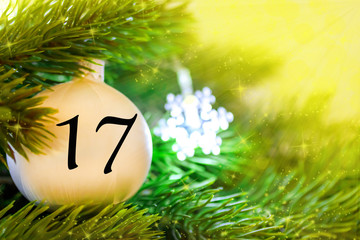 Weihnachtsschmuck (Kugel) mit einer Zahl für den Weihnachtskalender
