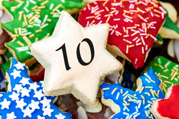 leckere Plätzchen mit einer Zahl für den Weihnachtskalender