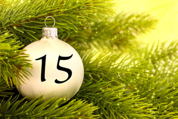 Weihnachtsschmuck (Kugel) mit einer Zahl für den Weihnachtskalender