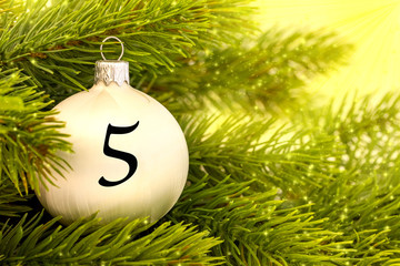 Weihnachtsschmuck (Kugel) mit einer Zahl für den Weihnachtskalender