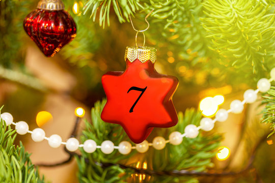 Weihnachtsschmuck (Stern) mit einer Zahl f&uuml;r den Weihnachtskalender