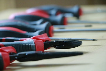 Auf dem Tisch stehen verschiedene Reparaturwerkzeuge.