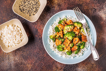 Fried tempeh with rice and broccoli.