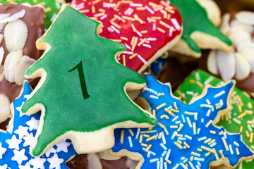 leckere Plätzchen mit einer Zahl für den Weihnachtskalender