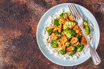 Fried tempeh with rice and broccoli.