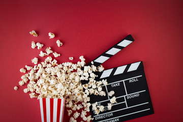 Movie clapper board and popcorn - obrazy, fototapety, plakaty