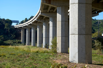 Vista inferior de un puente de hormigón en una autopista