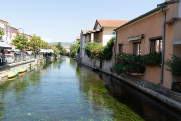 Fototapeta na wymiar canal river in L'Isle-sur-la-Sorgue in Provence France