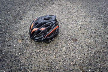 Casco ciclista sull'asfalto